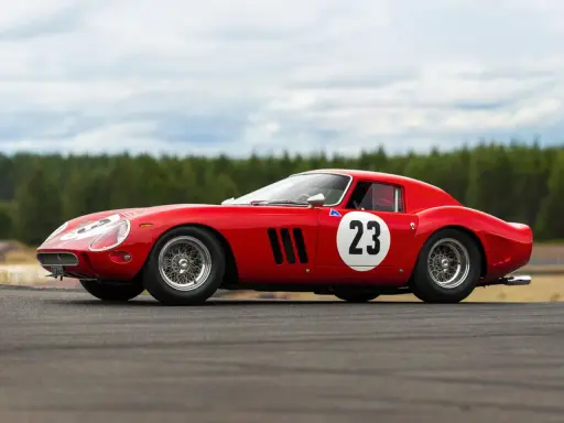 Roter Ferrari 250 GTO mit Startnummer 23. Der Neupreis war damals ein Bruchteil des heutigen Wertes.
