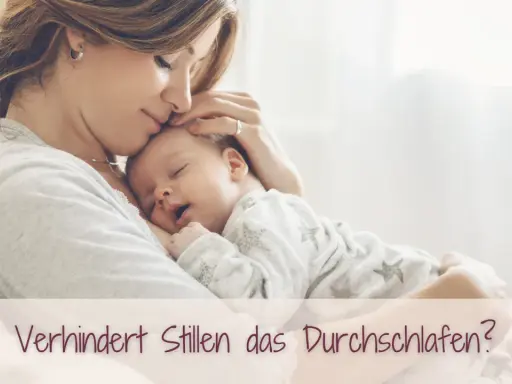 Eine Mutter hält ihr schlafendes Baby. Die Frage "Verhindert Stillen das Durchschlafen?" wird auf dem Bild gestellt.
