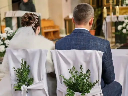 Para młoda w kościele. Czy mając ślub cywilny można przyjmować komunię św.? Pytanie nurtuje wiele par.