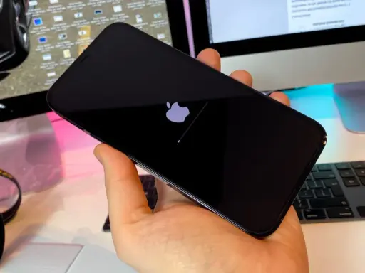 iPhone nie włącza się, tylko jabłko. Telefon zawiesił się na logo Apple.