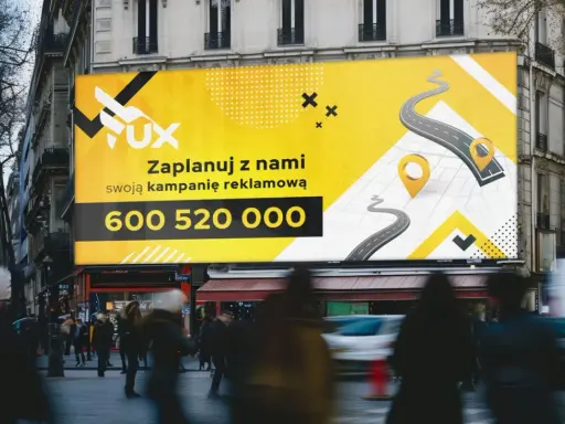 Jasna reklama outdoorowa z hasłem "Zaplanuj z nami swoją kampanię reklamową" i numerem telefonu 600 520 000. Grafika przedstawia mapę z drogami i pinezkami.