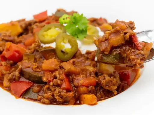Herzhaftes Chili mit Hackfleisch, Zucchini, Paprika und Jalapeños. Perfekt für **volume eating** und eine sättigende Mahlzeit.