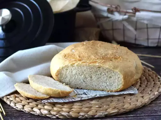 Pain de campagne doré, prêt à être dégusté. Le secret de sa mie aérée ? Un pain cuisson cocotte démarrage à froid.