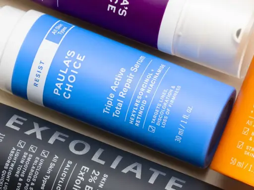 Flaconi di sieri e creme per la cura della pelle, tra cui uno con retinolo e vitamina c, per una pelle radiosa.