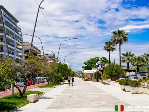 Spacer po Pescara, gdzie zobaczyć można nowoczesną architekturę i palmy. Idealne miejsce na relaks.