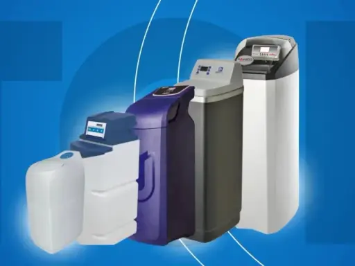 Gamme d'adoucisseurs d'eau modernes, du plus petit au plus grand, prêts pour le détassage.