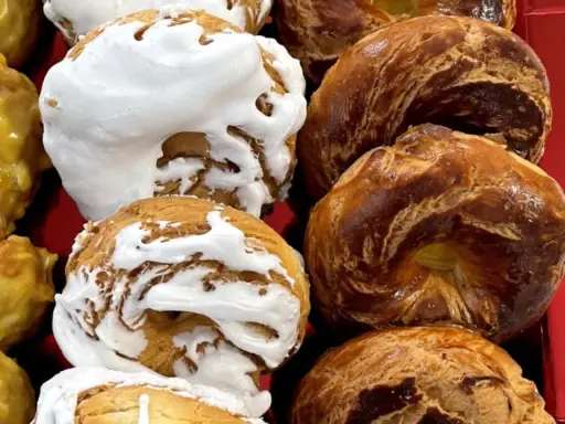 Rosquillas tontas y listas: unas cubiertas de merengue blanco, otras doradas y brillantes.