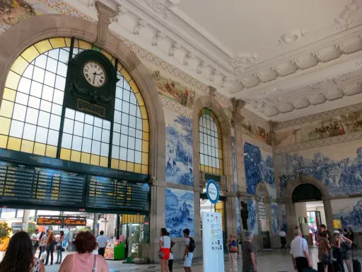 Der Bahnhof Porto mit seinen beeindruckenden Azulejo-Kacheln und einer großen Anzeigetafel.