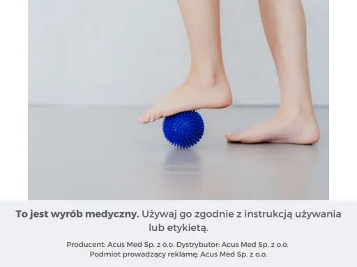 Niebieska piłka sensoryczna do rehabilitacji stóp.