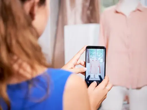 Jak robić zdjęcia ubrań smartfonem? Sprzedawaj szybciej!