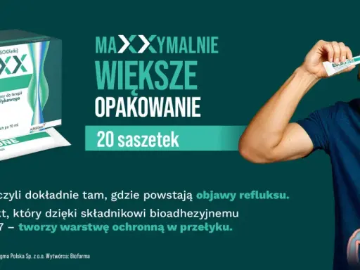 Esoxx One, zamiennik na refluks, w saszetkach. Mężczyzna przyjmuje produkt, który tworzy ochronną warstwę w przełyku.