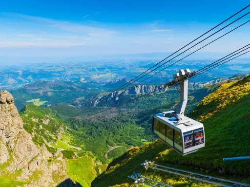 Kasprowy Wierch kolej wjeżdża na szczyt, oferując zapierające dech w piersiach widoki na Tatry i Kotlinę Zakopiańską.