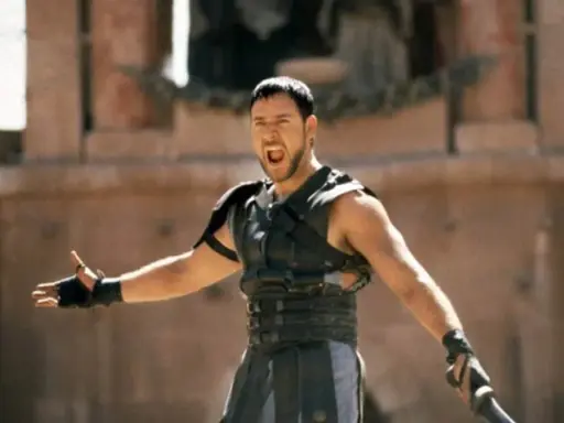 Maximus, gladiator, krzyczy w amfiteatrze, gotowy do walki. Kto to?