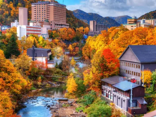 En stad i Japan badar i höstens färger. En perfekt plats att fundera på vart man ska resa i oktober, med sina varma toner och vackra natur.