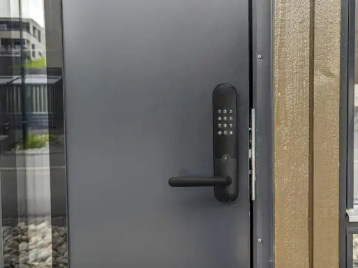 Säker dörr med Yale Doorman LS3 kodlås och handtag.