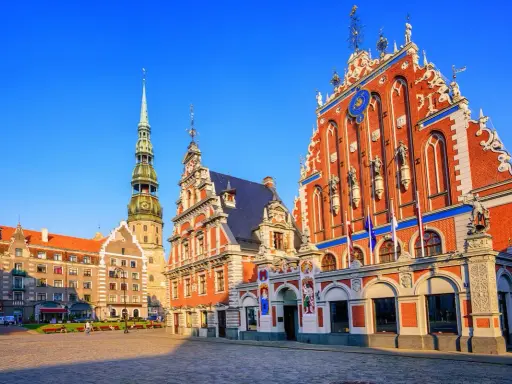 Rynek w Rydze, łotewski port nad Bałtykiem, z Domem Bractwa Czarnogłowych i wieżą kościoła św. Piotra.