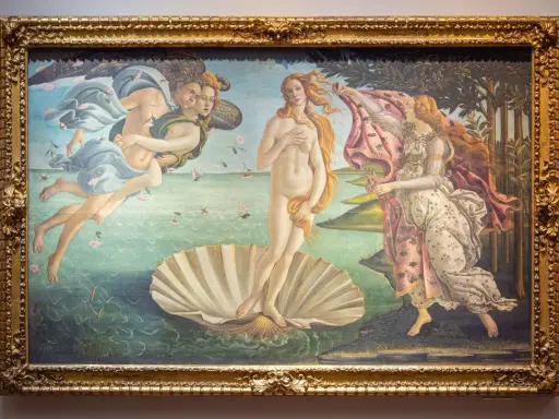 La Naissance de Vénus de Botticelli, une œuvre emblématique de la galerie des Offices, dépeint la déesse sur une coquille, accueillie par Zéphyr et une Hora.