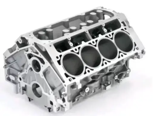 El bloque motor de aluminio, con sus cilindros expuestos, es el corazón de un motor potente.