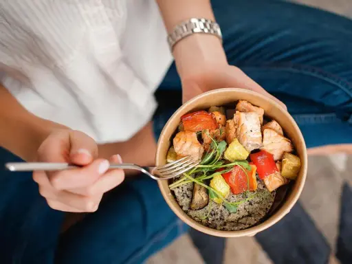 Gesunde Mahlzeit: Lachs mit Quinoa und Gemüse. Perfekt, wenn du fragst: was kann ich essen ohne zuzunehmen.
