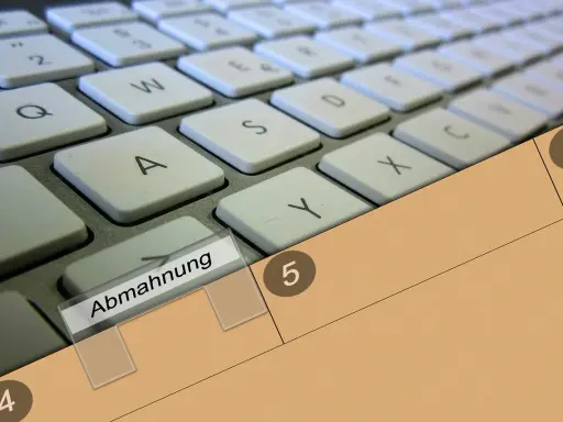 Tastatur mit der Beschriftung "Abmahnung" und den Ziffern 4, 5, 6. Ein Hinweis auf eine mögliche Abmahnung DSGVO.