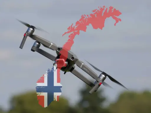 Eine Drohne fliegt über Norwegen. Die Umrisse des Landes sind mit der norwegischen Flagge und einer roten Umrisskarte überlagert.