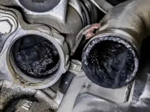 Depósito de carbonilla en conductos de admisión. Es hora de descarbonizar motor gasolina para mejorar su rendimiento.