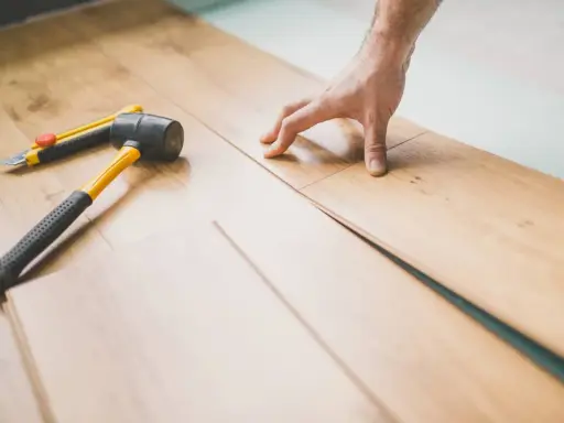 Instalación de parquet con martillo y cúter. ¡Soluciones caseras para reparar tu suelo!