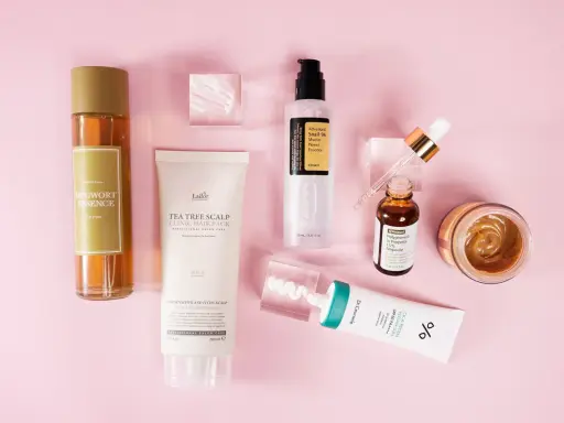 Hudvårdsprodukter för en enkel hudvårdsrutin: essence, hårinpackning, serum, ampull och solskydd.