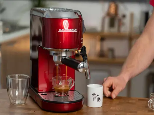 Rote Kaffeemaschine brüht Espresso mit Crema. Eine normale Kaffeemaschine für den perfekten Start in den Tag.