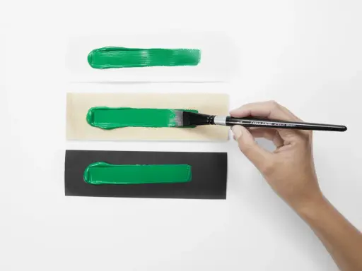 Grüne Acrylfarben-Streifen auf weißem, Holz- und schwarzem Untergrund. Perfekt für den Modellbau, um die Deckkraft zu testen.