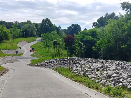 Nowe ścieżki rowerowe i spacerowe w Jastrzębiu-Zdroju, otoczone zielenią i kamieniami, zapraszają do aktywnego wypoczynku.