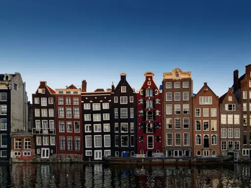 Co zwiedzić w Amsterdamie? Odkryj miasto i zaplanuj idealny wyjazd.