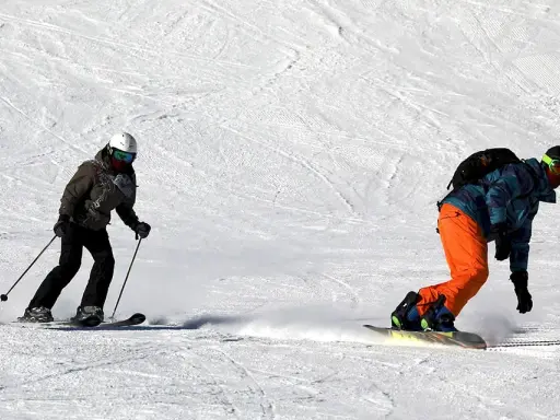 Narty czy snowboard na początek? Co łatwiejsze i bezpieczniejsze?