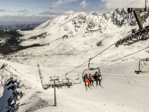 Kasprowy Wierch narty: kolejka linowa wwozi narciarzy na szczyt, skąd roztacza się widok na ośnieżone Tatry.
