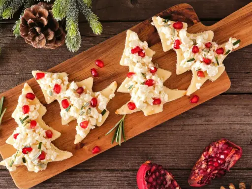 Alberi di Natale con formaggio e melograno, perfetti antipasti di Natale.