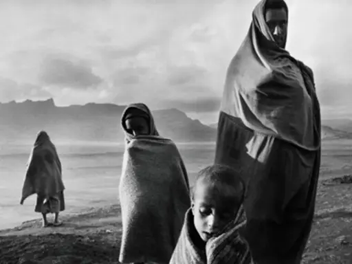 Retrato de familia en blanco y negro, un ejemplo de los géneros fotográficos que capturan la esencia humana y la dureza de la vida.