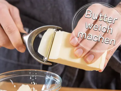 Mit einem Butterhobel wird die Butter weich gemacht, um sie leichter zu verteilen.