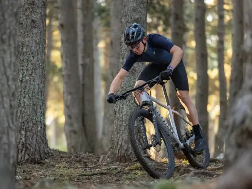 Kolarz na rowerze MTB zjeżdża leśną ścieżką. Czy to gravel czy mtb? Zdecydowanie mtb!