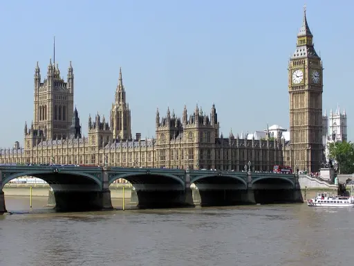 Palazzo di Westminster, simbolo della politica della Gran Bretagna, con il Big Ben che domina il Tamigi.