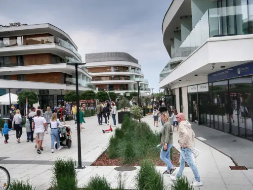 Spacerowicze cieszą się nowoczesną architekturą i sklepami na promenadzie w Świnoujściu. Atrakcje dla każdego!