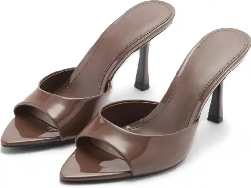 Brązowe klapki mule na obcasie, idealne do eleganckich stylizacji.