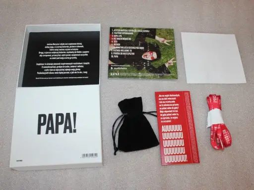 Pudełko z napisem PAPA!, płyta CD z Marysią, czarny woreczek, czerwona kartka z cytatem i czerwona smycz. Jestem Marysia i chyba się zabiję dzisiaj.
