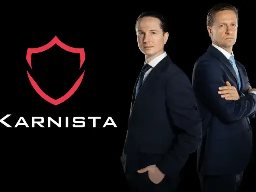 Dwaj mężczyźni w garniturach stoją obok logo "KARNISTA" na czarnym tle.
