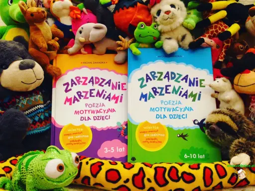 Pluszaki otaczają książki "Zarządzanie marzeniami" Michała Zawadki, które zawierają czesław janczarski wiersze dla dzieci.