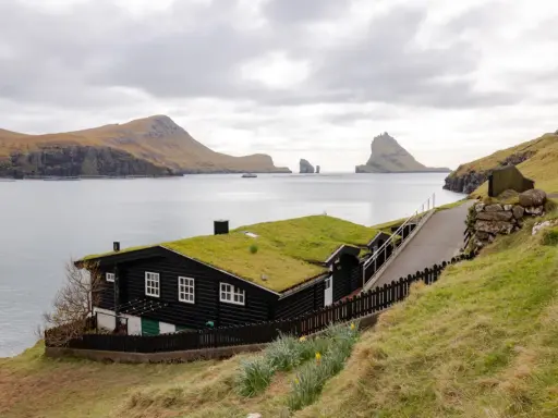 Casa con tetto d'erba sulle isole Faroe, dove si trovano paesaggi mozzafiato e natura selvaggia.