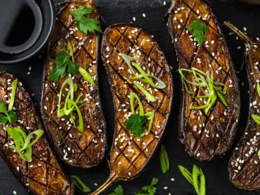 Glasierte Auberginen, gegrillt und mit Sesam bestreut – tolle Grillen Ideen für ein asiatisches Menü.