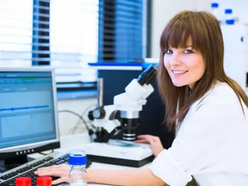 Médico Investigador: La carrera que une clínica y ciencia. ¿Es para ti?