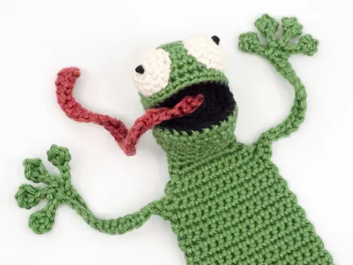 Rana de crochet con lengua roja y ojos saltones. ¡Un patrón gratis para tejer esta simpática rana!