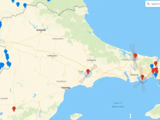 Karte der Türkei mit blauen und roten Markierungen, die auf mögliche Standorte von Drohnen hinweisen.