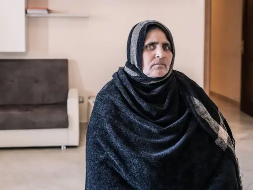 Ritratto di una donna afgana, forse la madre della famosa ragazza afgana immortalata da Steve McCurry.
